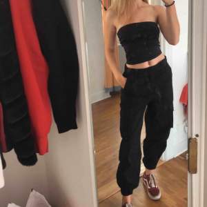 Black cargo pants from Forever 21. Only worn them a few times:) Original price was around 400kr. Meet up in Stockholm or pay for shipping🤩 