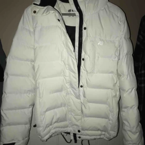  - En vit dunjacka från Everest, nästan oanvänd och i mycket bra skick ❄️✨💞 Frakt: 80kr 