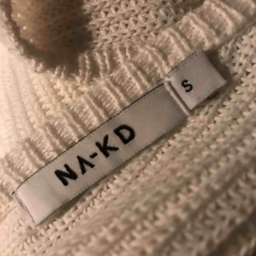 Fin vit stickad tröja ifrån NA-KD. Köpt här på Plick men passar tyvärr inte så säljer vidare för samma pris. Köpare står för frakt (50kr)😊 Den är i S men skulle säga att den är M. . Stickat.