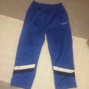  - ☘️California sweatpants storlek L☘️ ☘️(Loose passform men finns snören vid midjan så passar M o S)☘️ Aldrig använda☘️