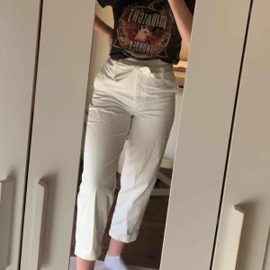  - Vita byxor från nakd. Korta byxor, jag är 168cm 