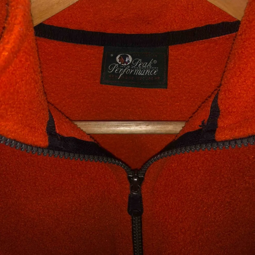 Orange half zip Fleece från peak performance! Nyskick, inköpt vintage. Står S men är mer åt XS i storleken, beror på hur man vill att den ska sitta. Porto tillkommer, 63kr!:). Hoodies.