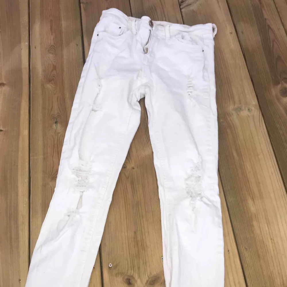 en par håliga vita jeans, från stradivarius. dem är fina i skicket ändas ett litet hål där man har skärpet. pris kan diskuteras! . Jeans & Byxor.