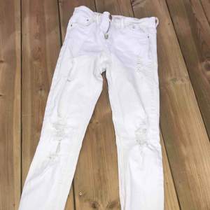 en par håliga vita jeans, från stradivarius. dem är fina i skicket ändas ett litet hål där man har skärpet. pris kan diskuteras! 