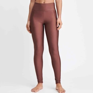  - Filippa k glossy seam leggings storlek M. Skulle säga en liten M. Jag har S i hms träningstights. Använda en gång. Färg som på bild. Så sköna och bra kvalite. Frakt ingår. 