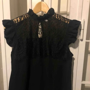  - Fin topp i tunnare material med spets upptill, volangärmar & en knapp i nacken. Första bilden är utan blixt & den andra med.   Strl S/M , aldrig använd