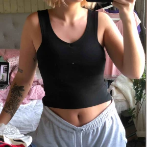  - Kort linne med ganska tjockt material, får väldigt fin figur i det😍 normal i storleken och helt fläckfri🥳 frakt tillkommer!