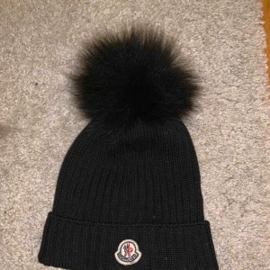  - Fin ÄKTA! moncler mössa köpt föra vintern på NK sthlm. Mycket fint skick 