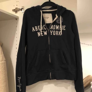  - Abercrombie and Fitch luvtröja. Storlek M men ganska tajt i modellen. Hur mysig som helst men tyvär kommer den inte till användning här. 