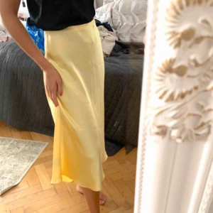  - Säljer min superfina sidenkjol, som ny! 