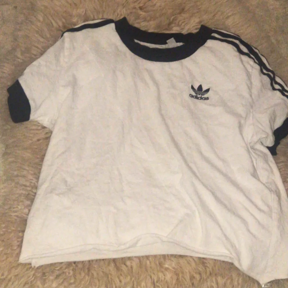 Adidas tröja klippt där nere för endast 50kr+frakt 🥳🤩 . T-shirts.