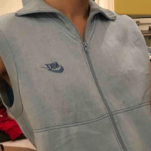  - Asball ljusblå sportig ”väst” från Nike, köpt på beyond retro!! Storlek M. Frakt på 59 kr tillkommer men kan även mötas upp i stockholm 