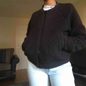  - ”Teddy”-jacka. Obs väldigt tunn! Avgift för frakt tillkommer