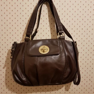  - MNG .Mango handväska. .Brun  40 cm x 25 cm.Jättefin .