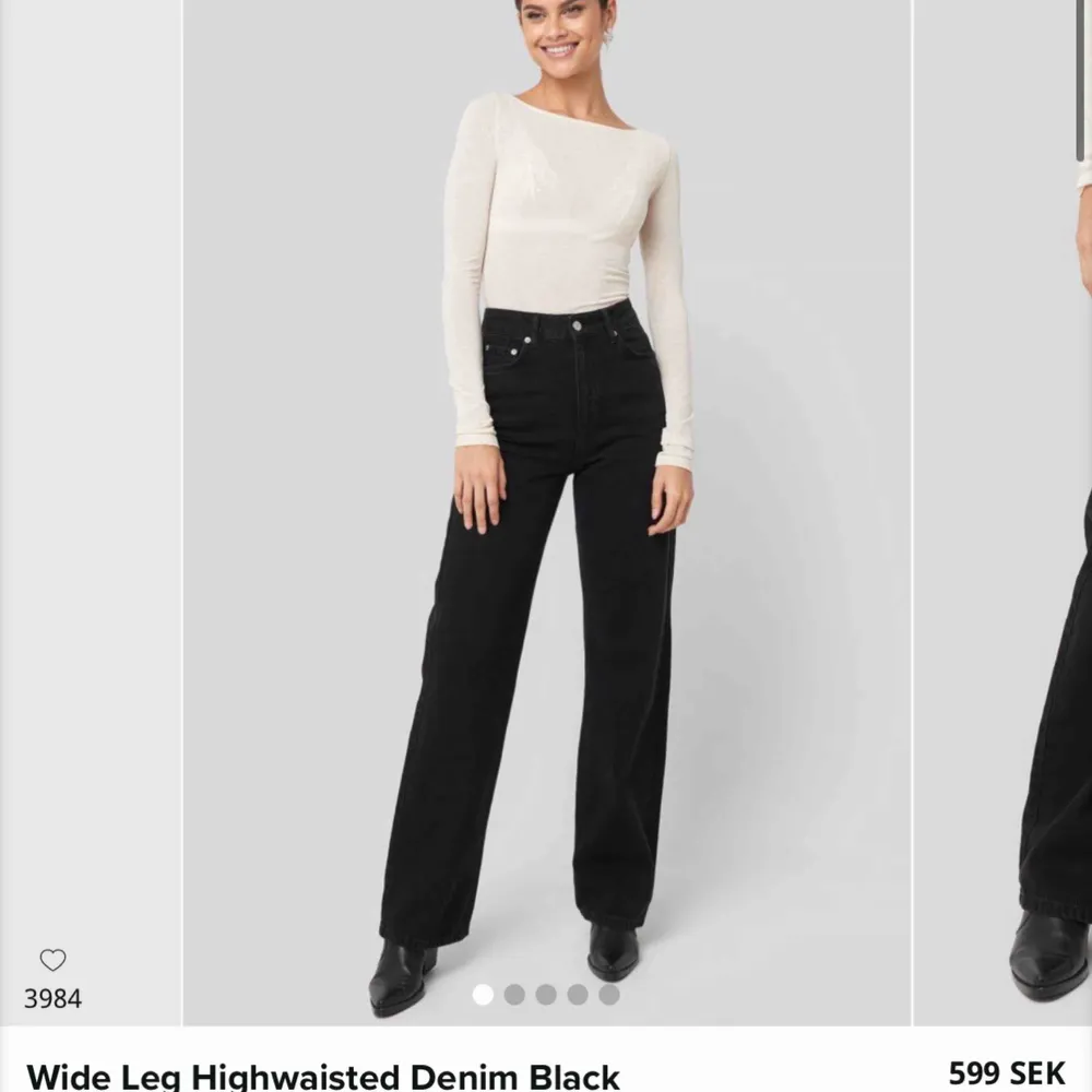 Supersnygga svarta vida jeans från nakd i storlek 34, endast använda en gång (bilden) storleken är slut på hemsidan och nypriset är 599. Jeans & Byxor.