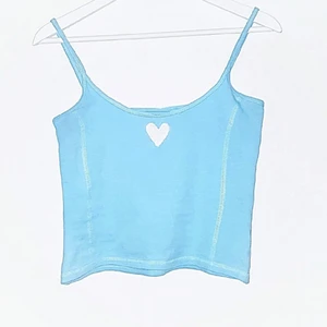 Linne - Supersött babyblått linne med ett vitt broderat hjärta. 