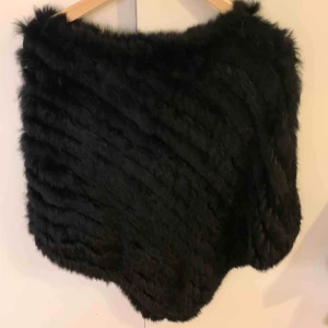  - Helt ny, äkta päls. Ordinarie pris: 800kr  Säljer den för 400 