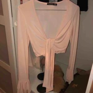  - Jättefin oanvänd knyttopp med volanger på armarna.