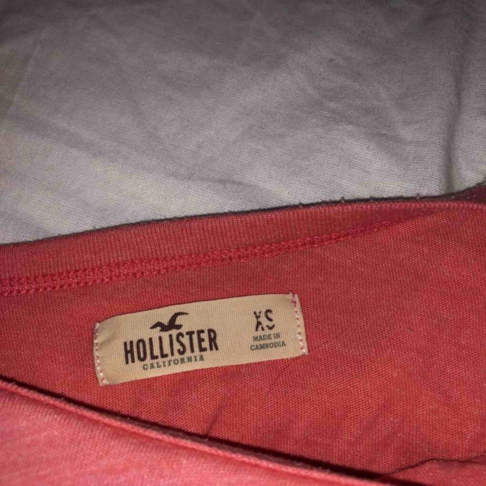 Fin men välanvänd Hollister t-shirt i bra skick med text och detaljer över brösten. Köparen står för frakt.. T-shirts.