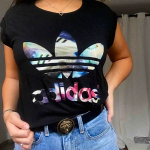  - En svart adidas t-shirt med färgat tryck. Fick den av mina föräldrar för flera år sedan men aldrig använd, super fin dock! Men passar inte min stil i nuläget.💞