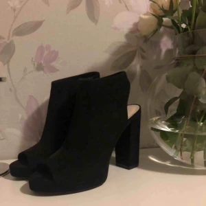 Fina klackskor - Oanvända superfina klackskor. Jag står för frakt :)