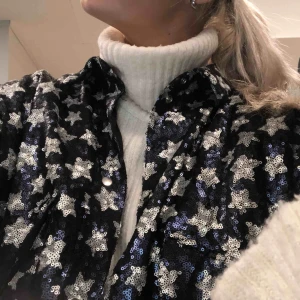  - Intressekoll på denna jackan, som jag är villig att sälja beroende lite på pris, budgivning gäller⭐️🦋⚡️