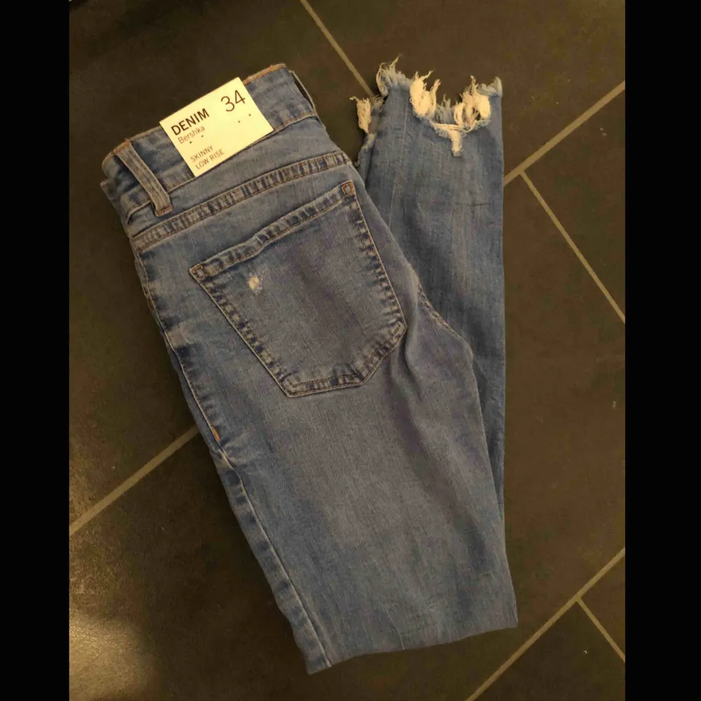 gratis frakt! Jeans från bershka oanvända! Storlek 34. Är för kort för dom. (148cm). Nypris 299. Jeans & Byxor.