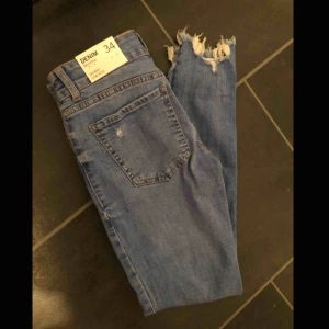  - gratis frakt! Jeans från bershka oanvända! Storlek 34. Är för kort för dom. (148cm). Nypris 299