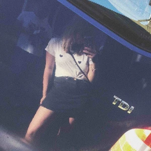  - Vit T-shirt med svarta hjärtan på, använd Max 3 gånger