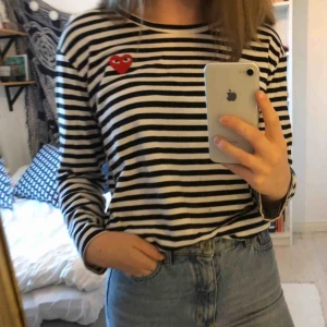  - Play Comme des Garcons-liknande tröja. Storlek M men sitter som en S. Köpare står för frakt! OBS INTE ÄKTA