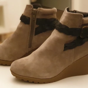  - En ny beige stövleter med kilklackar. Äkta skinn mocka. Klackhöjd 8 cm . Storlek 7.5