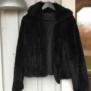  - Svart jacka med 2 funktioner🤩 man kan vända den ut o in beroende på dagens mood, ena sidan med fluff o andra sidan som en vanlig jacka👍 frakt tillkommer på 63kr, är prutbar. En nackdel är att den släpper ifrån sig svarta små ”prickar”