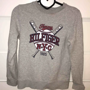  - Tommy hilfiger tröja från kidsbrandstore i storlek 164/XS. Finns inga tecken på att den är använd, väldigt bra skick. Kan frakta men då står köparen för frakten eller mötas i Flen eller Eskilstuna. Nypris: 400 Kan gå ner i pris för snabb affär🥰