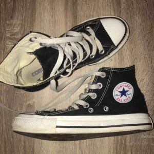  - Svarta converse i jättebra skick! Jag har vanligtvis 36 eller 35,5 och dessa sitter perfekt! Frakt tillkommer, men kan mötas upp i sthlm! 