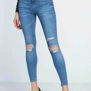  - Gina jeans  Knappt använda  Skriv om du vill ha fler bilder 