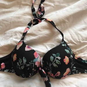  - snygg bikiniöverdel, använt 1 gång. Stor pushup!☺️😍 Jag kan mötas upp i Lund, om inte står köparen för frakten❤️