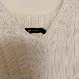  - En superfin stickad topp från Rute&Circle som aldrig är använd, köpte den men glömde sedan bort den😬 Köparen står för frakt. 