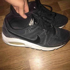  - Jättesnygga Nike skor med en snygg detalj på Nike märket. Dom är inte som nya, men har inga bristningar.   Kan frakta eller mötas upp i Gävle, frakten betalar du själv isf 💕