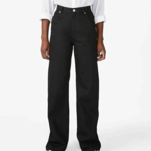  - Yoko jeans från Monki i stl .29.  Svarta. Nyköpta men tvättade en gång.  Inser att jag behöver en storlek mindre. Jättefina! Kan mötas upp i sthlm, annars skickas mot att köparen betalar portot  (Bild från hemsidan pga att jag inte är hemma när jag lägger upp annonsen)