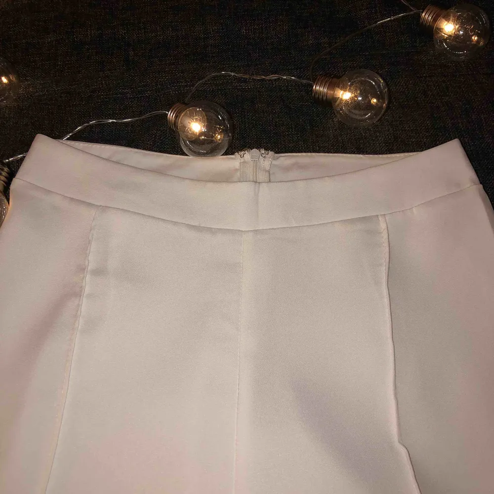 Vita vida byxor (kostym byxor) helt nya aldrig använda.   Den har en diskret dragkedja på baksidan. Kunden står för frakten, ingen retur 💕💕 . Jeans & Byxor.