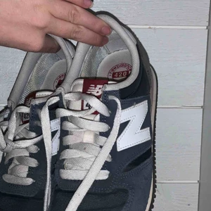  - Blåa NB i modell 420!! Skitsnygga och bekväma 