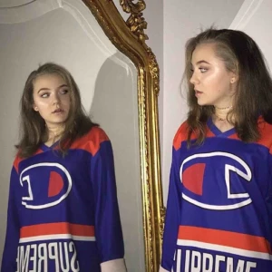  - Supreme x Champions hockey jersey i superfint skick! Frakt på 50kr tillkommer och priset går såklart att diskutera :)
