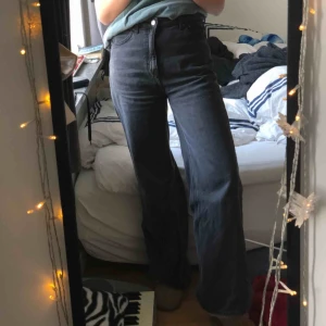 - Säljer mina snyggaste jeans då jag tyvärr beställde de i fel storlek. De är såå snygga i höst och vinter och otroligt sköna som passar till allt. Modellen Ace