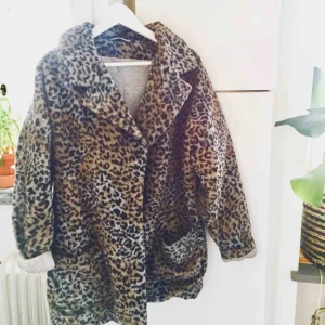  - Världens gosigaste höstkappa. Har varit en storfavorit men den kommer tyvärr inte längre till användning. Bra skick! 