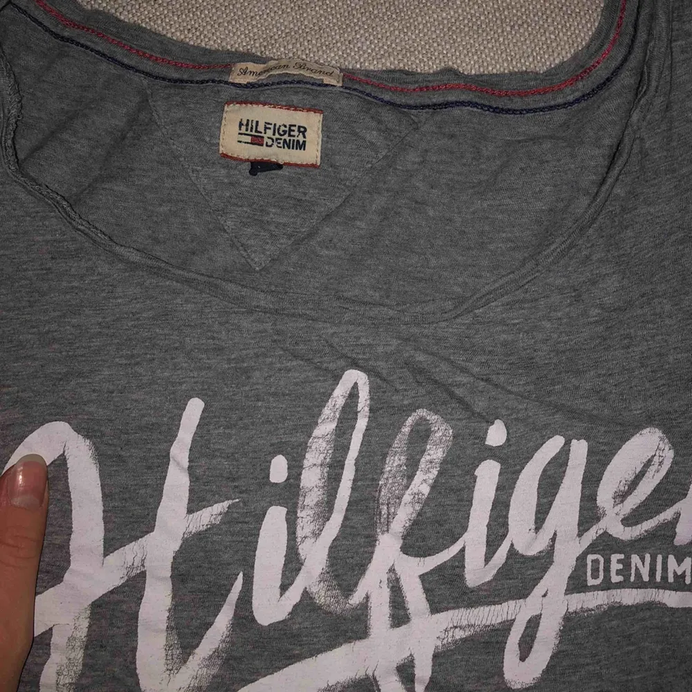 T-shirt från Tommy Hilfiger, sparsamt använd. Tar bara swish & lite frakt kan tillkomma<3. T-shirts.