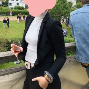  - Säljer denna snygga kavaj som är svart och något slags mönster inuti som ni kan se på bilden längst ner på armen.  Köpare står för frakt🌸