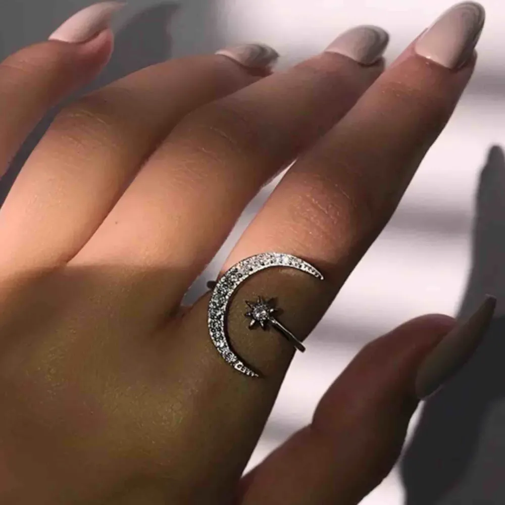 ”moon star shaped ring” är snart i lager😍 kommer i både guld, silver och roséguld. Skicka för att paxa just din ring eller bara vid intresse😍 . Accessoarer.