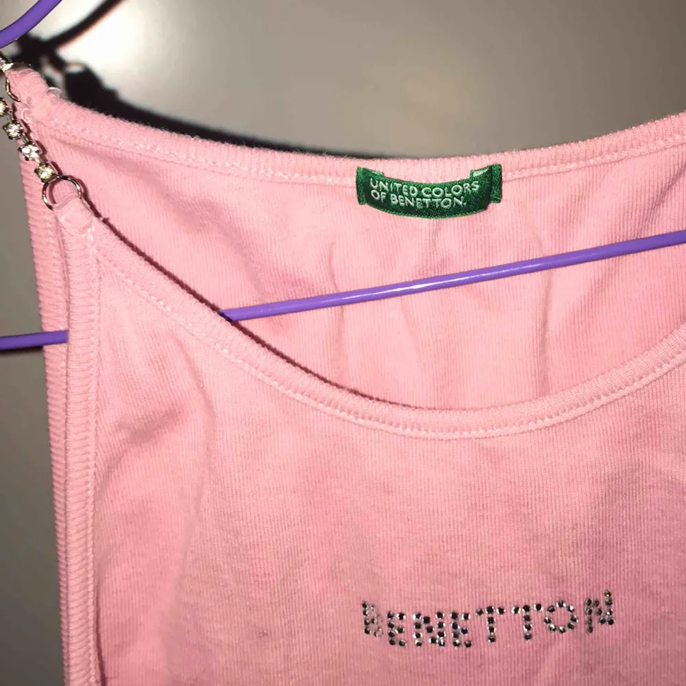 Unikt Benetton linne köpt på Humana.                                                                                           60kr exklusive frakt, kan mötas upp i Stockholm🌸. Toppar.