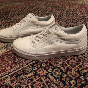  - Helt vita vans! Nyskick! Använda två gånger pga för små. En fläck vid tåra på höger sko. Kan mötas upp i Stockholm. 