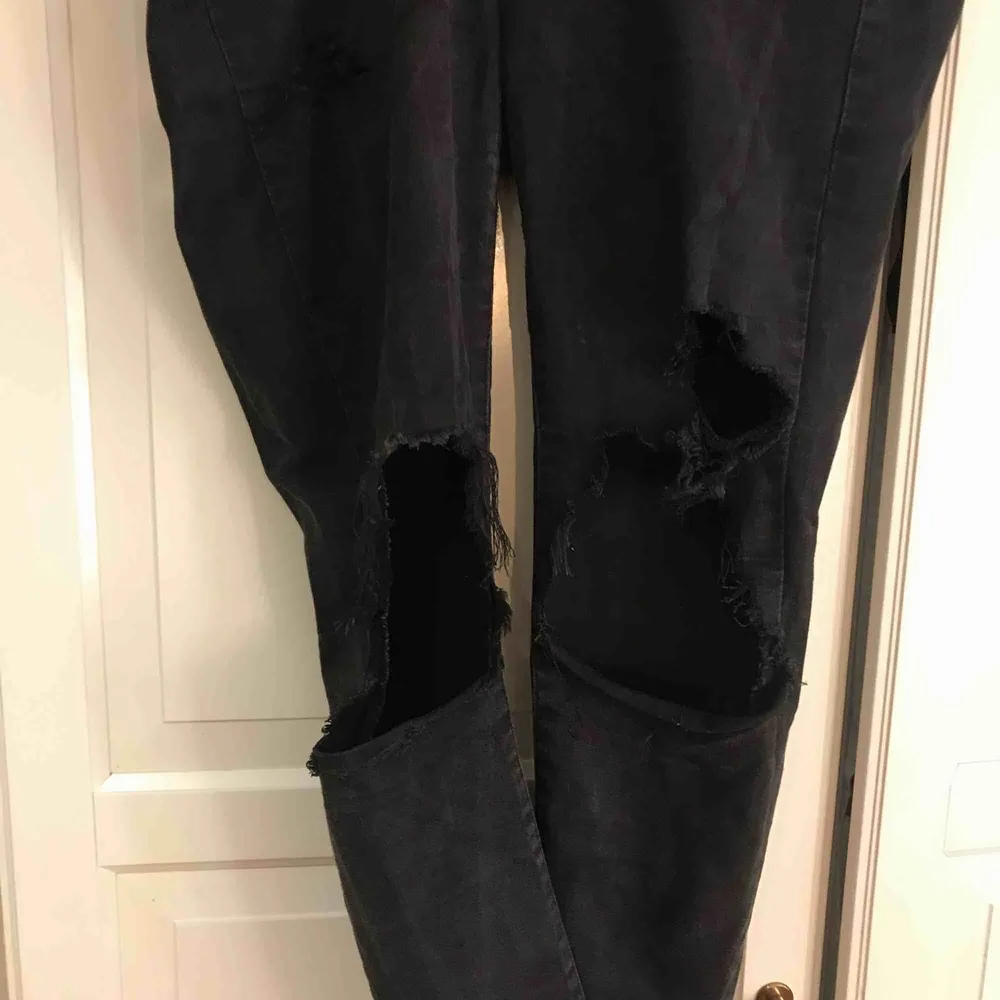 Svarta jeans med hål i knäna, säljer PG A använder dom ej. Jeans & Byxor.